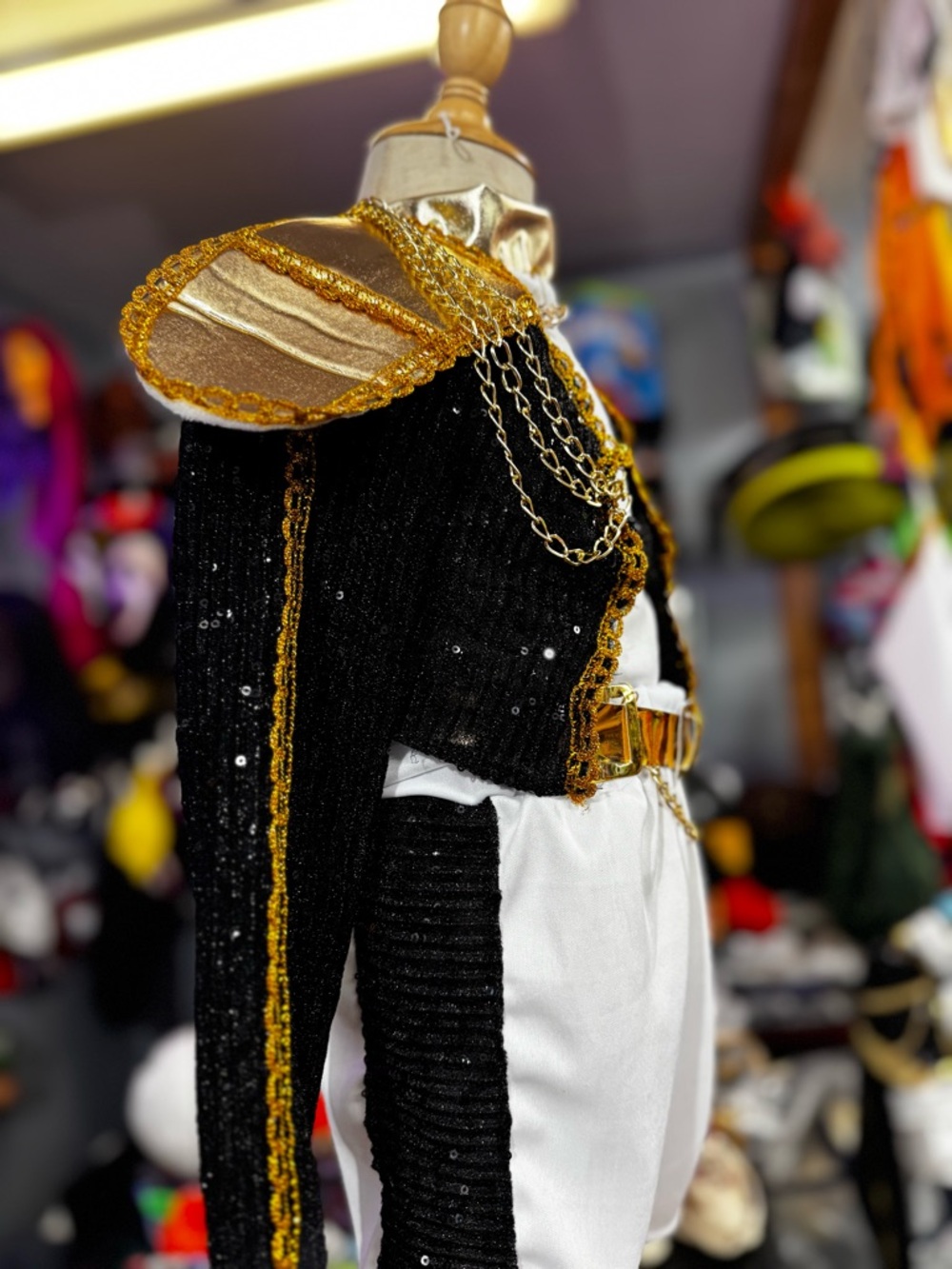Rumi Golden costume - Picture 4 of 15